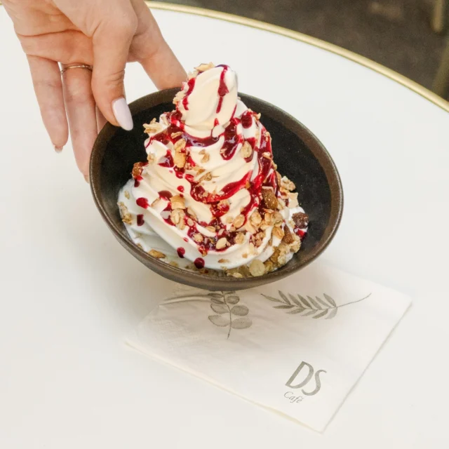 Aussi belle que délicieuse 🍦Chez DS Café, la glace, c’est plus qu’un dessert. C’est un moment suspendu, un petit bonheur à savourer lentement ou à dévorer passionnément !Et toi, tu es plutôt team caramel, fruits rouges ou chocolat ? Fais-le nous savoir en commentaire !#DSCafé #SoftServeDream #ParisFoodies #Gouter #Yummy