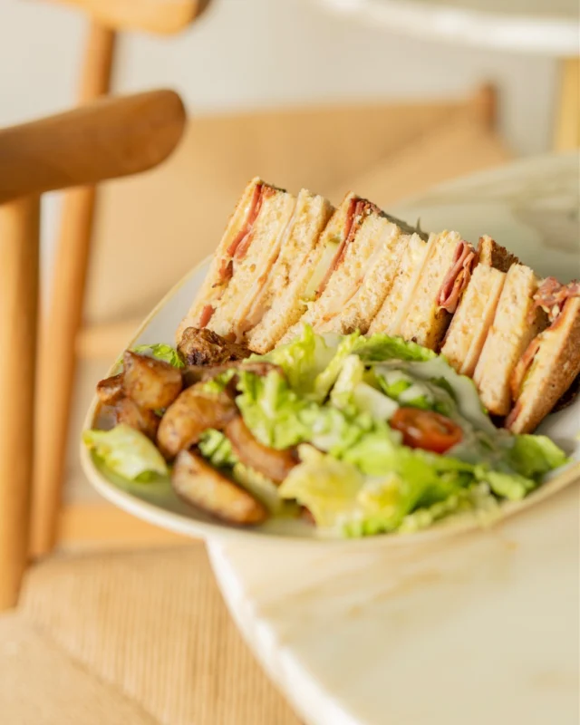 Club, salade & good vibes, ca te tente ? 😋Une pause gourmande pour recharger les batteries et créer des instants complices.#DSCafé #GoodFoodGoodMood #MomentsPartagés #LunchBreak