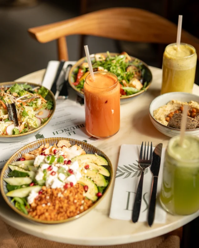 Des couleurs, de la fraîcheur, et le soleil en bonus ☀️L’art de bien manger, c’est aussi l’art de bien partager 🤍#DSCafé #BrunchParisien #HealthyFood #CarteÉté #FoodMood