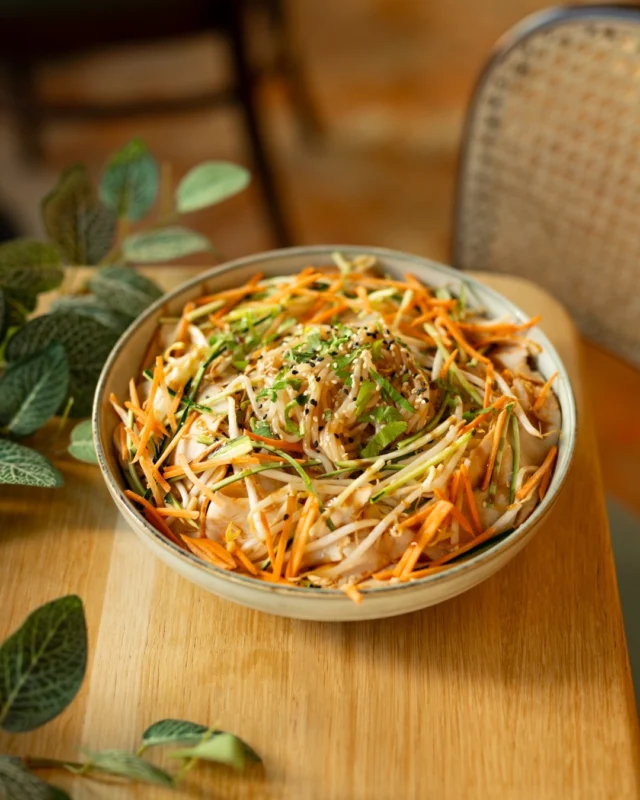 Une garniture généreuse et un équilibre parfait.Craquez pour la salade Thaï façon DS, où chaque bouchée riche en saveurs illumine votre journée.👌#DSCafé #SaladSeason #CarteÉté #healthyandtasty #ParisFoodie