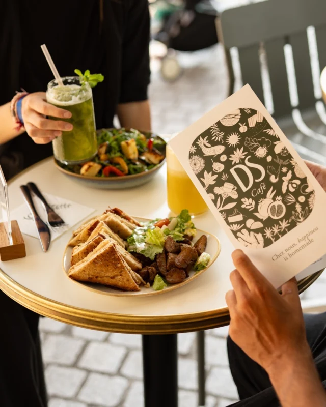 Le genre de rendez-vous où tout est bien :la carte, le plat et le moment partagé.#DSCafe #HealthyLunch #HomemadeVibes #ParisTerrasse #FeelGoodFood