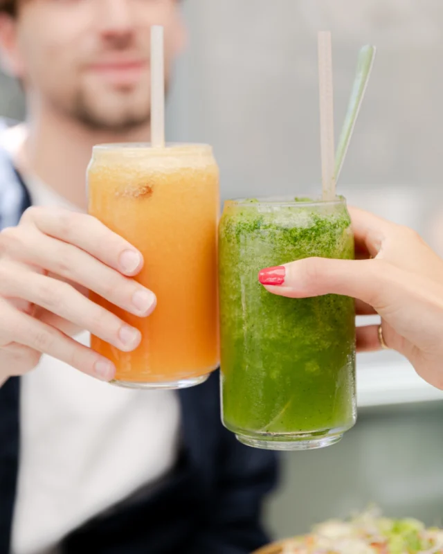 Cheers version healthy. Deux jus, une seule intention : faire le plein de fraîcheur.#DSCafe #JuiceTime #FreshMood #HealthyDrinks #FeelGoodMoment