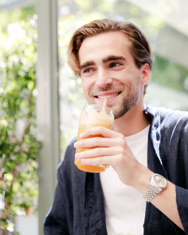 Un jus à la main, un sourire qui dit tout.Ces petits moments qui font du bien, tout simplement.#DSCafe #GoodVibesOnly #JuiceBreak #FeelGoodMoment #HealthyMood