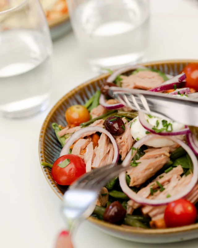 Niçoise, comme on l’aime : fraîche, généreuse, et pleine de caractère.Un classique revisité qui fait toujours l’unanimité.#DSCafe #SaladeNicoise #HealthyLunch #FreshBowl #EatWellLiveWell