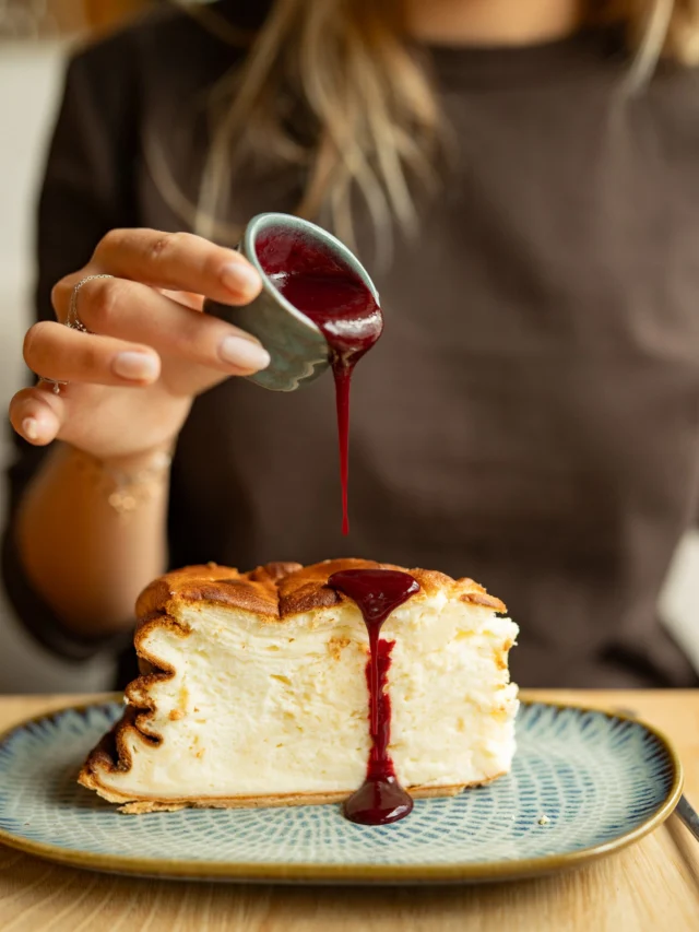 On ne vous présente plus le Plume. Léger, fondant, au fromage blanc fait maison et nappé de son coulis de fruits rouges…notre touche sucrée préférée 🤤