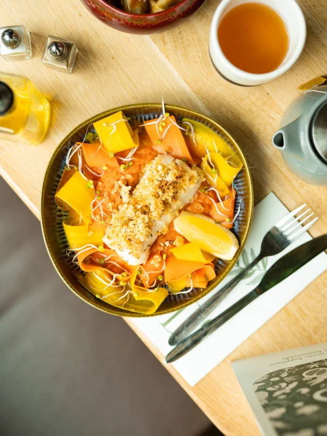 Nouvelle saison, nouvelles saveurs ✨Découvrez les plats chauds de notre carte d’hiver imaginée par la cheffe Thaïs; dont le cabillaud rôti, aussi fondant que réconfortant 💛Disponible dès aujourd’hui dans tous nos DS Café.