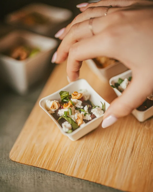 Découvrez notre nouveau catering DS : des recettes revisitées, des plats encore plus gourmands et une offre imaginée pour révéler chaque moment. ✨Des créations pensées pour surprendre vos invités, sublimer vos tables et apporter cette touche DS !Pour toute demande ou renseignement, n’hésitez pas à nous contacter : event@dscafe.fr 🤍