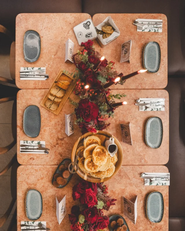Une table chaleureuse, des bougies allumées, des douceurs à partager.On savoure, on profite de l’ambiance des fêtes, et le temps ralentit.La fin d’année, version DS ✨🕯️