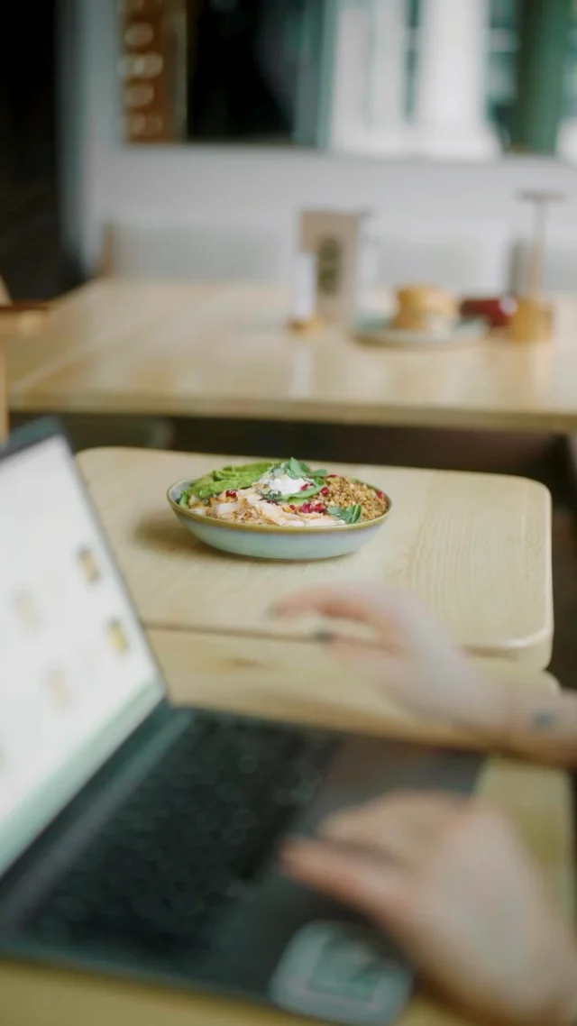 Un clic… puis un autre…Et soudain, impossible de choisir 🤍Chez DS Café, chaque envie trouve sa place 🌿
