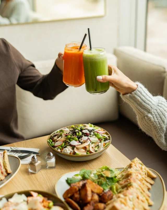 Un plein de vitamines, de fraîcheur et de bonne humeur ☀️ㅤNos jus sont pressés minute, préparés sur place pour un maximum de saveurs et de bienfaits, à savourer sur le moment ou à emporter.ㅤLe petit plus beauté ? Une dose de collagène Day+ à ajouter dans toutes nos boissons ✨