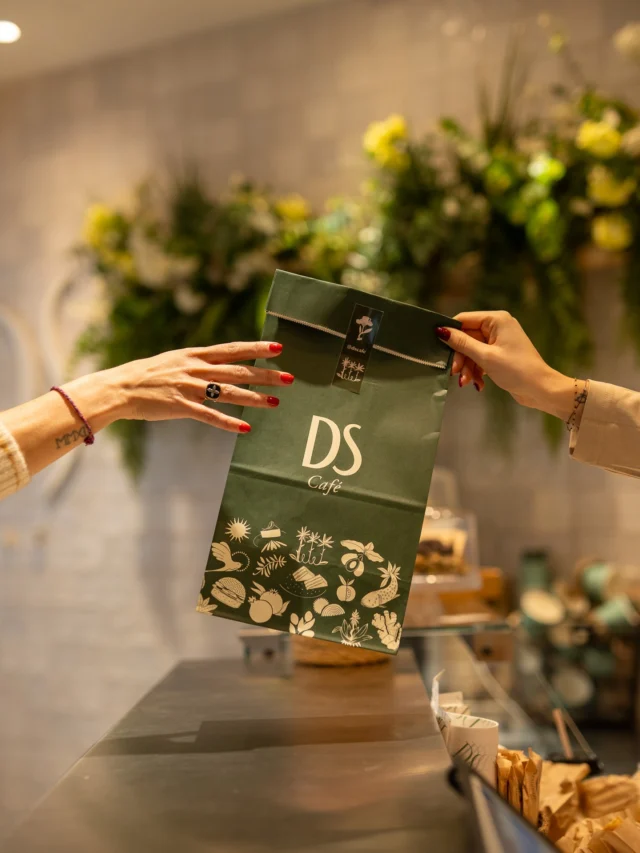 Retrouvez-nous en livraison ou en click & collect 🤍ㅤDS Café vous suit partout, au bureau comme à la maison, pour une pause gourmande quand vous en avez envie.