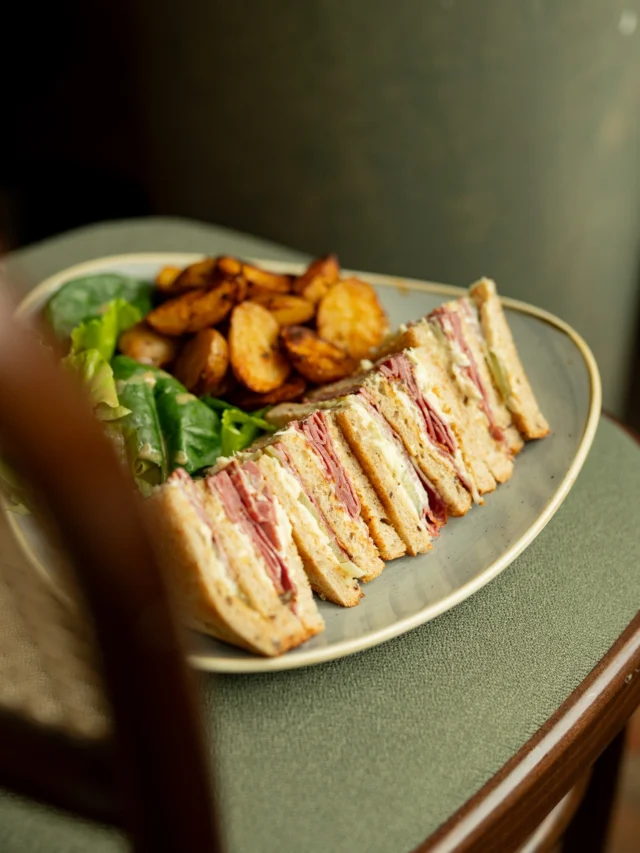 Des couches de saveurs, un pastrami parfaitement relevé, un pain doré comme on l’aime…Le tout sublimé par notre sauce signature inimitable.ㅤNotre Club Pastrami, tout simplement culte.