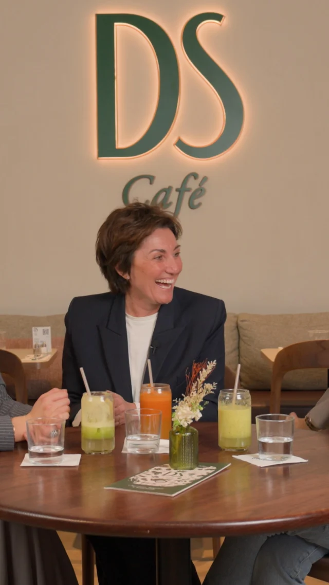 Une histoire qui dure depuis 25 ans.Sandra parle d’une chose que seuls les restaurateurs voient vraiment :les générations de clients qui défilent au fil des années.👀 Retrouvez l’épisode en intégralité ce dimanche sur YouTube.