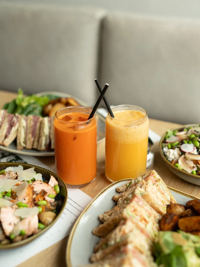 Fraîcheur, vitamines et plein d'énergie 🧡ㅤNos jus sont pressés minute, préparés sur place pour un maximum de saveurs et de bienfaits.ㅤÀ savourer sur le moment, pour une pause aussi healthy que gourmande.