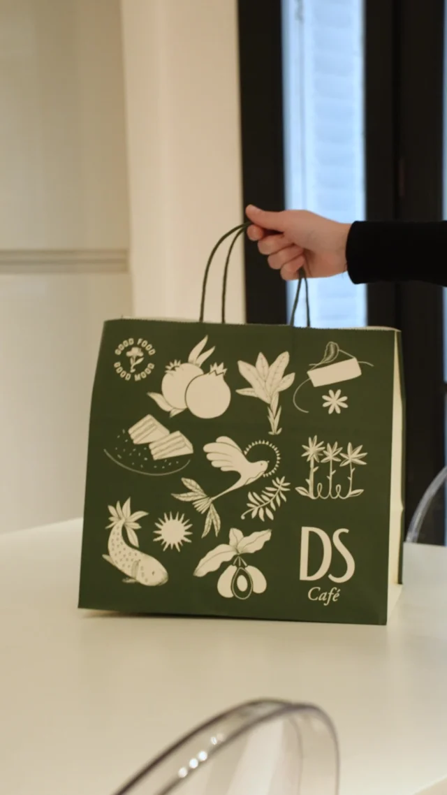 Good Food Good Mood 💚 delivered to you.ㅤDS Café s’invite à la maison : jus pressés et assiettes gourmandes.ㅤParce que les meilleurs moments se partagent aussi chez vous.ㅤDisponible en livraison et en click & collect.