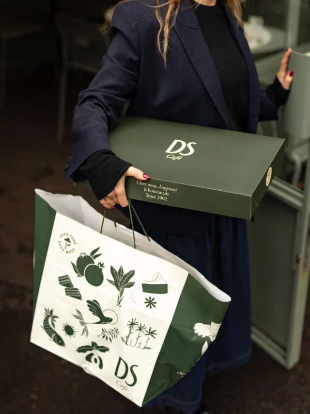 Chez nous, le bonheur se glisse dans chaque détail 🌿ㅤEt parfois, il arrive jusqu’à votre porte ✨ㅤDS Café, disponible en livraison sur Deliveroo & Uber Eats.