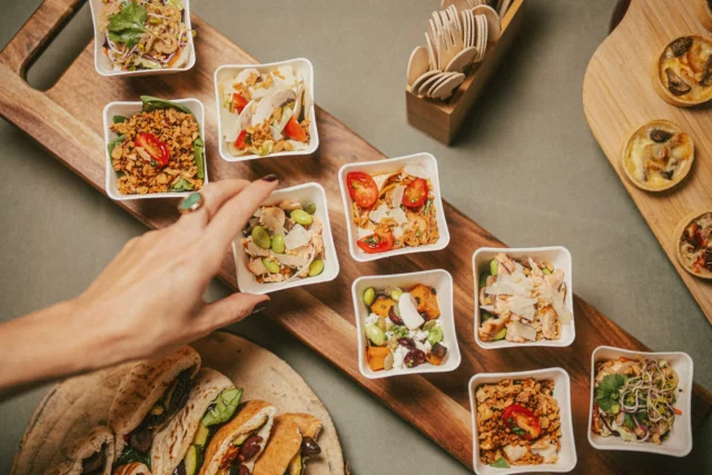 La pause gourmande, version traiteur.ㅤAssiettes fraîches, recettes iconiques et saveurs à partager pour accompagner tous vos événements.ㅤDS Café vous suit partout, au bureau comme à la maison.ㅤPour tous vos évènements privés ou professionnels, contactez Sophie par mail : event@dscafe.fr