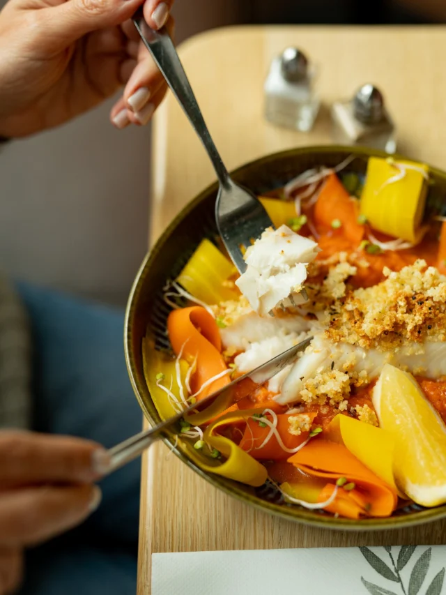 Coloré, savoureux, équilibré.ㅤCabillaud au miso, légumes croquants et notes citronnées :une assiette fraîche et gourmande qui invite au voyage.ㅤÀ savourer chez DS Café, à tout moment de la journée.