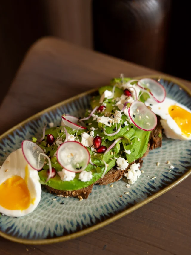 Le petit-déjeuner parfait : un avocado toast frais, gourmand et équilibré pour bien commencer la journée.ㅤRendez-vous dans nos restaurants pour le savourer.
