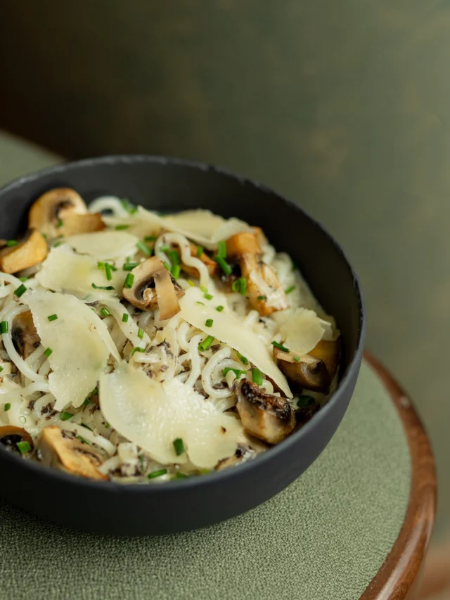 La gourmandise en version healthy 🤤ㅤSpaghetti de konjac, champignons dorés et copeaux de parmesan…une assiette savoureuse qui allie plaisir et équilibre.ㅤDisponible dans tous nos restaurants, à toute heure.