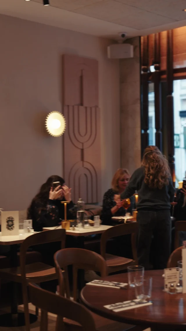 DS Café Victor Hugo vous accueille désormais le soir.ㅤPour prolonger la journée, autour d’un dîner ou d’un verre.