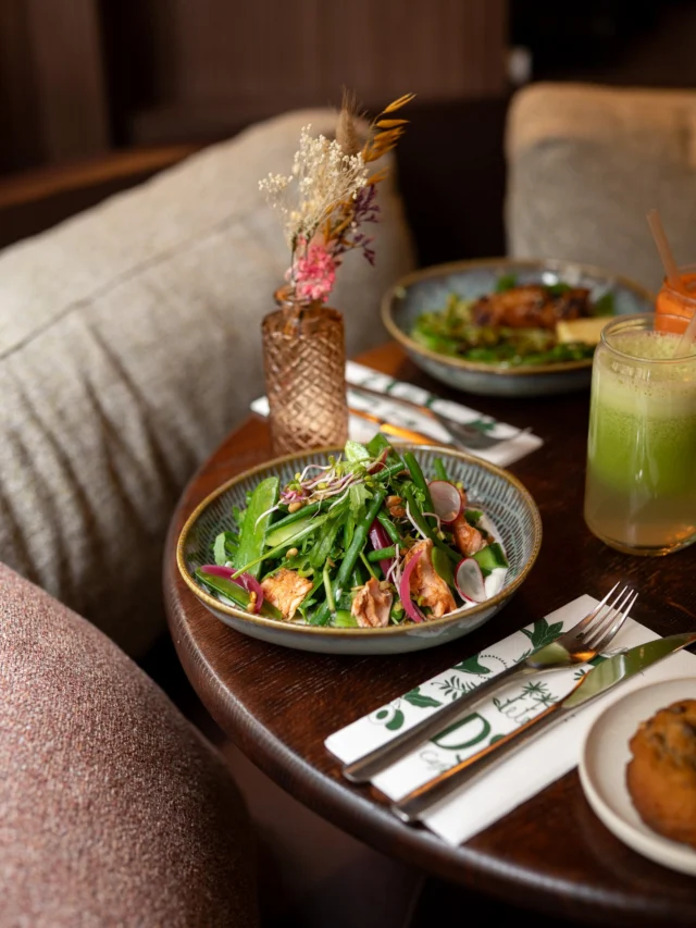 Green Glow ✨🥬ㅤNotre nouvelle salade qui fait du bien dedans comme dehors.Sa particularité ? Une sauce au collagène signée Day+ pour un vrai boost glow 💚ㅤFraîche, gourmande, innovante… et clairement addictive.ㅤÀ tester dès maintenant au DS 🌿