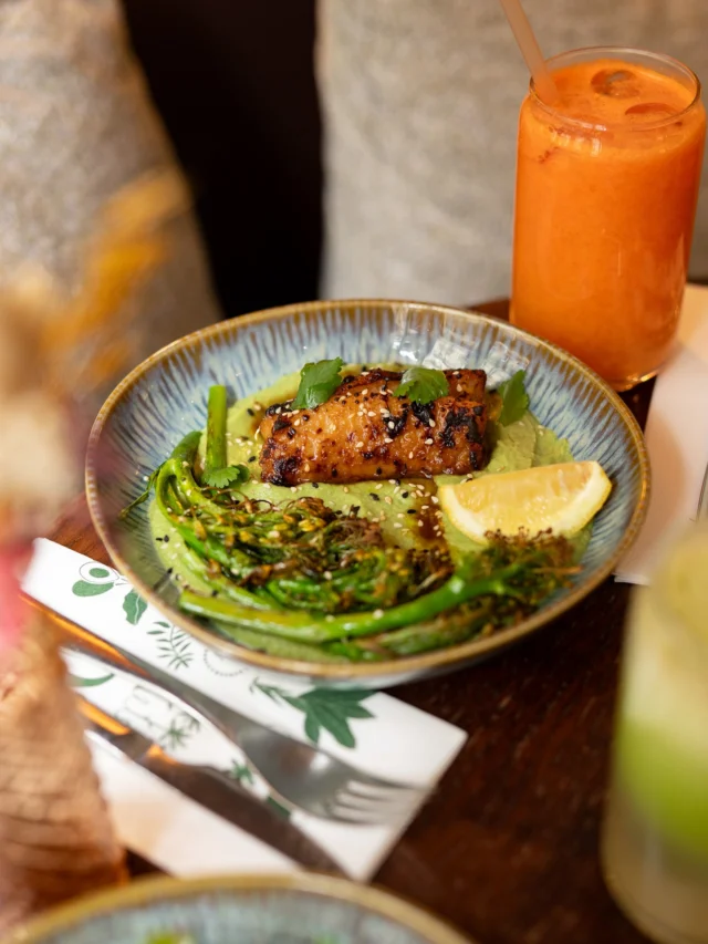 Cabillaud miso & broccolini 💚ㅤUne assiette healthy, savoureuse, colorée et pleine d’originalité.ㅤÀ découvrir chez DS.