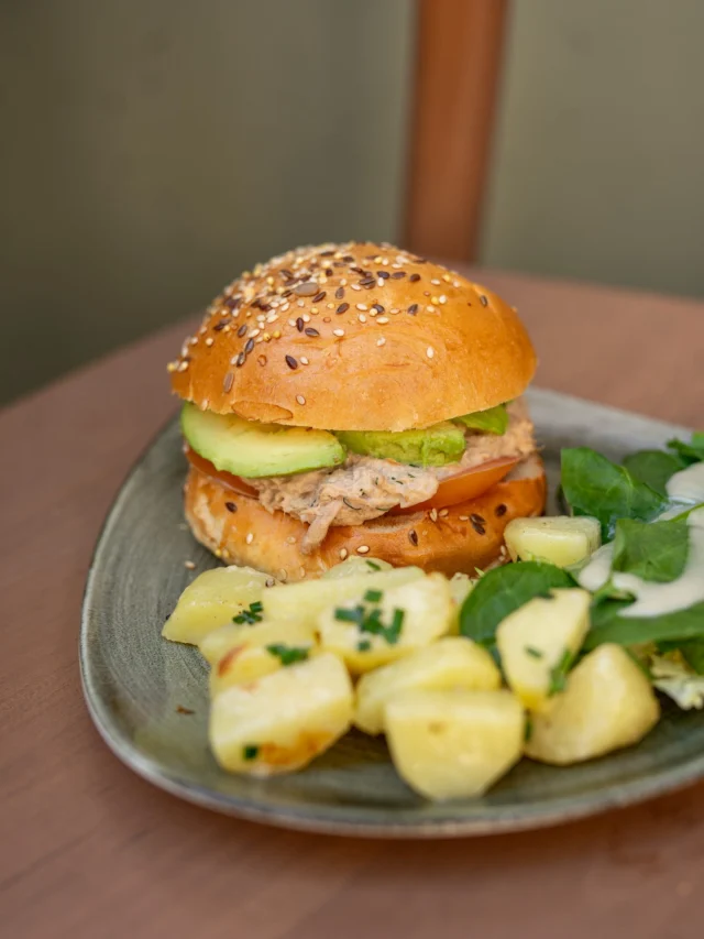 Gourmand, généreux, moelleux, réconfortant, et j'en passe 🤤ㅤLe bun tuna : l’incontournable de la pause déjeuner chez DS Café.
