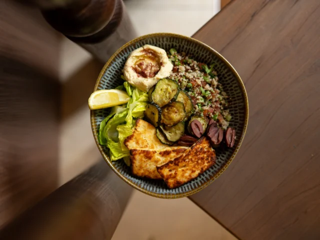 Middle East vibes ✨ㅤUne salade fraîche et généreuse aux saveurs méditerranéennes : quinoa parfumé, halloumi grillé, houmous onctueux, olives Kalamata et vinaigrette citron-miel… de quoi voyager à chaque bouchée.ㅤUne nouveauté de la carte d’été à découvrir dès maintenant dans tous nos restaurants.