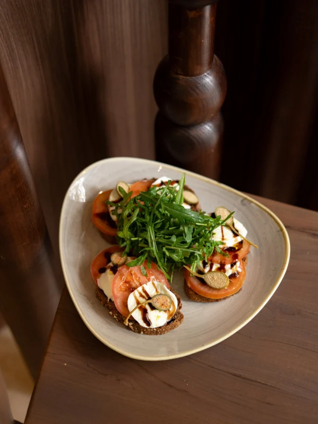 Un grand classique de l'été : la tartine Caprese, à retrouver sur place ou en livraison chez DS Café ❤️