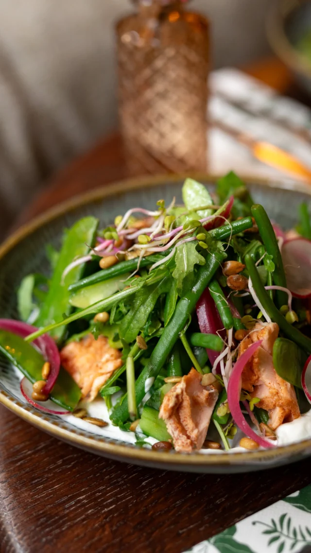 Green Glow: la salade qui porte bien son nom ✨ㅤNotre nouveauté de la carte d’été : une salade fraîche, colorée et gourmande, twistée avec une sauce au collagène signée Day+.ㅤUne recette inédite, pensée pour se faire plaisir tout en prenant soin de soi, présentée autour d’un déjeuner avec Claire d’Espagne, fondatrice de Day+, et ses amies.ㅤÀ découvrir dès maintenant chez DS Café 💚