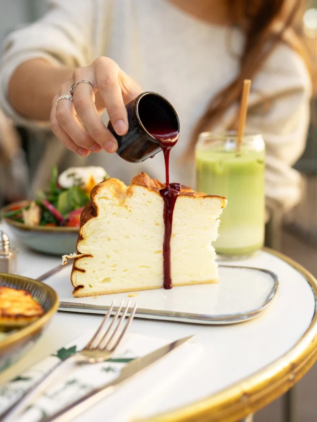 La douceur la plus légère de la carte 🤍Un gâteau au fromage blanc aérien, fondant, gourmand… et 0% culpabilité.ㅤNotre iconique Plume, aussi léger qu’aérien, porte décidément bien son nom ✨ 🤍