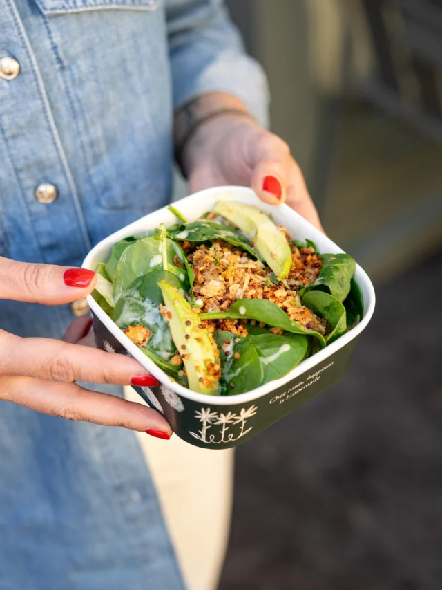 Vos plats DS Café, livrés avec Deliveroo directement chez vous 🌿Healthy, frais et prêt à être savouré 💚