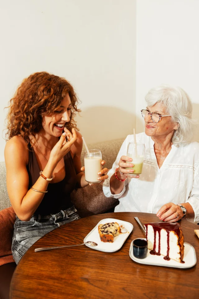 Parce qu’il reste toujours une place pour une douceur.ㅤUn café, un jus fraîchement pressé ou un dessert… À chacun son petit plaisir. 🍪💚