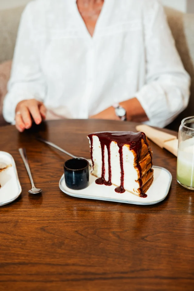 Chez DS, la gourmandise a toute sa place.Le Plume, notre dessert signature à savourer à tout moment de la journée.