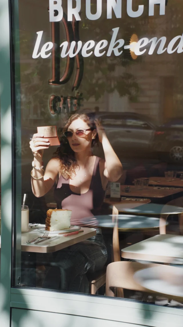 Un latte, quelques rayons de soleil et la journée peut commencer. 🤍Le meilleur des matins commence toujours par une belle pause chez DS. ☀️