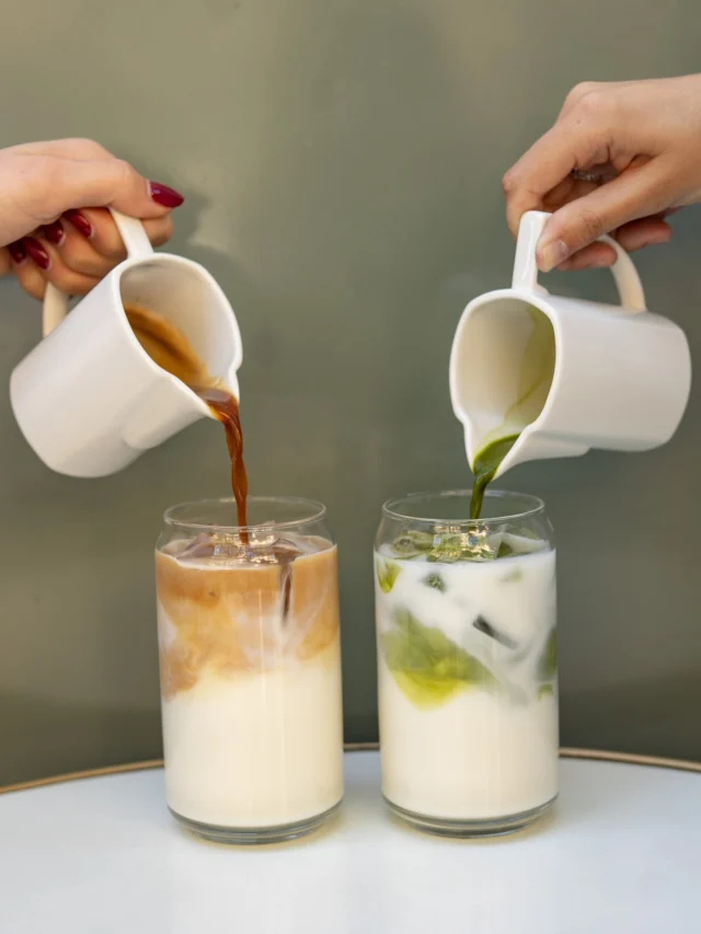 Le duo qui accompagne toutes vos pauses ✨Notre Iced Latte et notre Matcha Latte, servis bien frais.