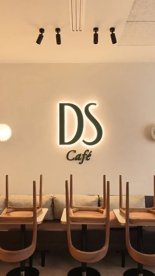 Votre pause préférée est de retour ✨ㅤOn vous attend dès aujourd’hui pour le déjeuner à Victor Hugo, Niel, Franklin Roosevelt, La Défense, Reims, Galeries Lafayette, Parly 2, Bordeaux et Lyon 💚ㅤDS Boulogne se refait une beauté et revient très bientôt.