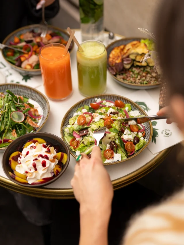 Chez DS, chacun trouve son bonheur 💚Des salades, des jus pressés et des desserts gourmands.