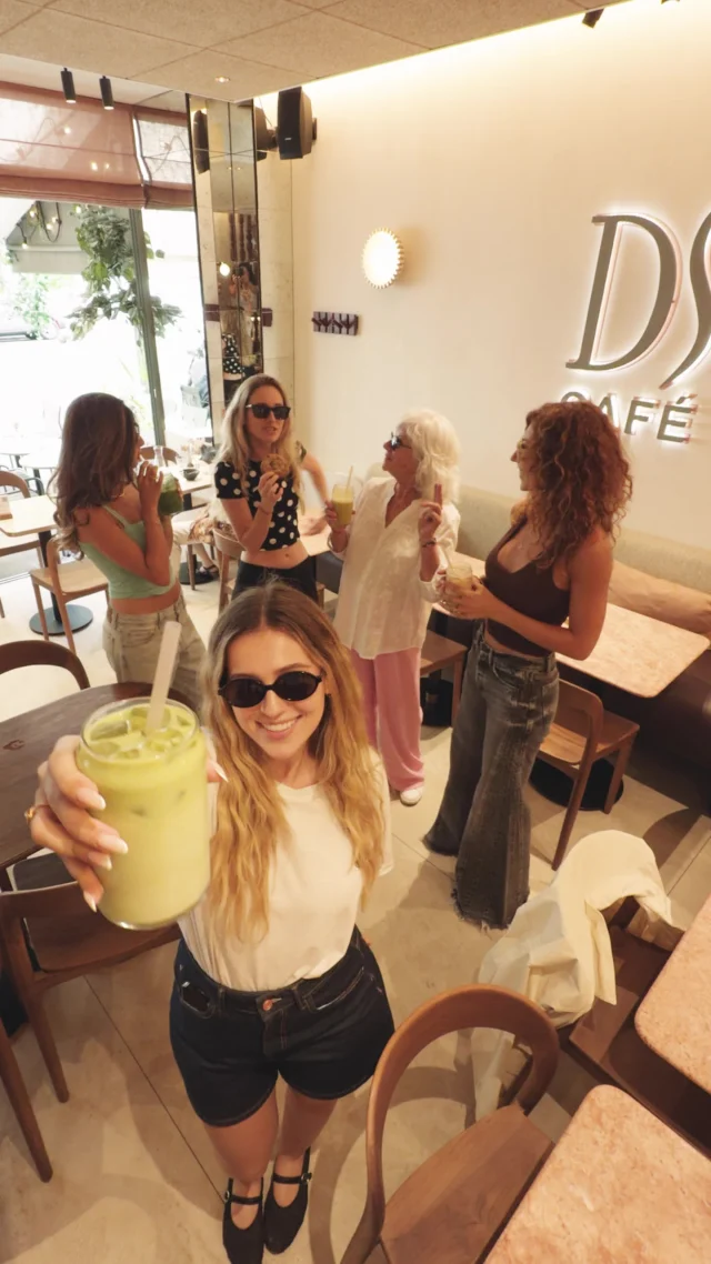 Des éclats de rire, de bonnes choses à déguster et une belle adresse.Les plus beaux moments se partagent chez DS. ☀️🤍