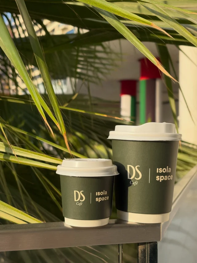 Nos derniers mois à Dubai 🔅Fiers de voir DS Café grandir et trouver sa place depuis notre arrivée.De notre présence sur Deliveroo à notre pop-up avec @isola.space , chaque étape fait grandir l’aventure DS Café Dubai.