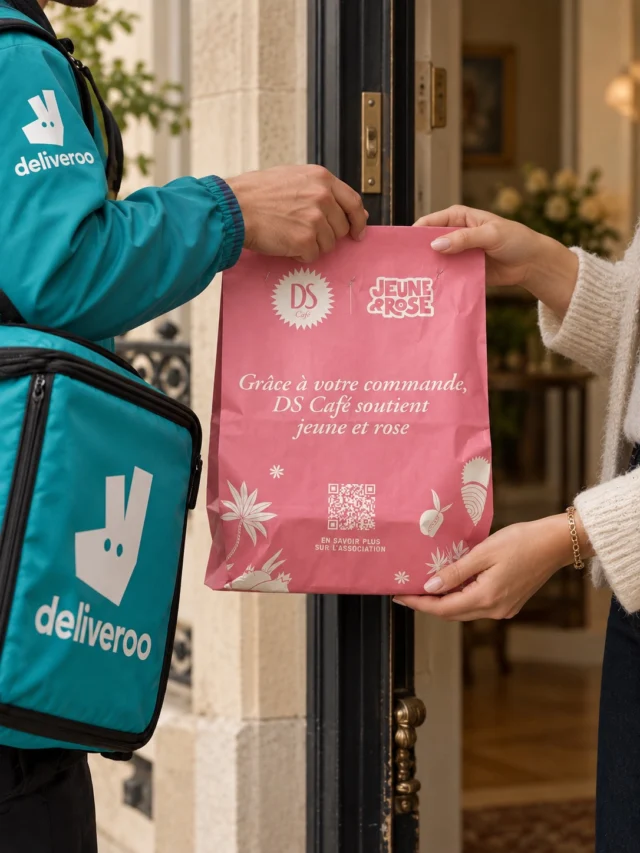 Un peu de rose, beaucoup de cœur chez DS Café 💗À l’occasion d’Octobre Rose, DS Café s’engage aux côtés de l’association Jeune & Rose @jeuneetrose pour soutenir la lutte contre le cancer du sein. 🎀Tout au long du mois d’octobre, une partie du montant de vos commandes passées sur Deliveroo sera reversée à l’association.Et pour l’occasion, nos sacs de livraison se parent de rose pour accompagner vos commandes jusque chez vous. 💗