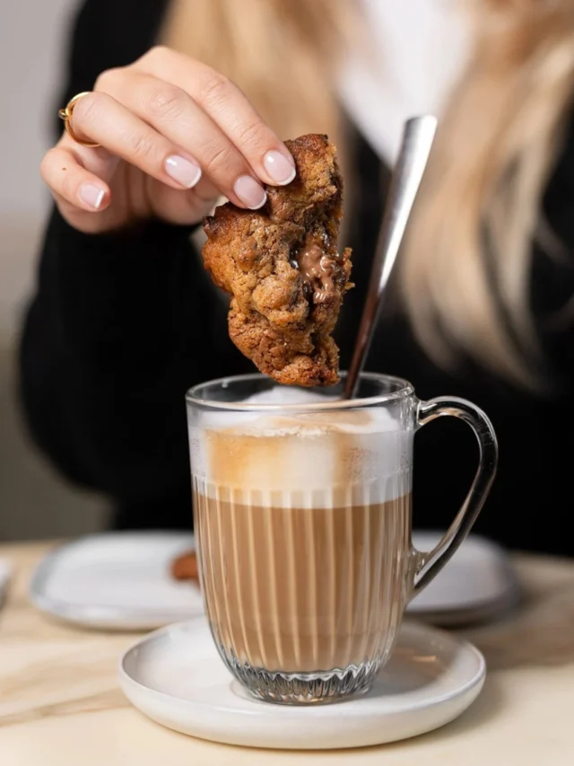Nos cookies homemade, encore meilleurs avec un latte 🍪
