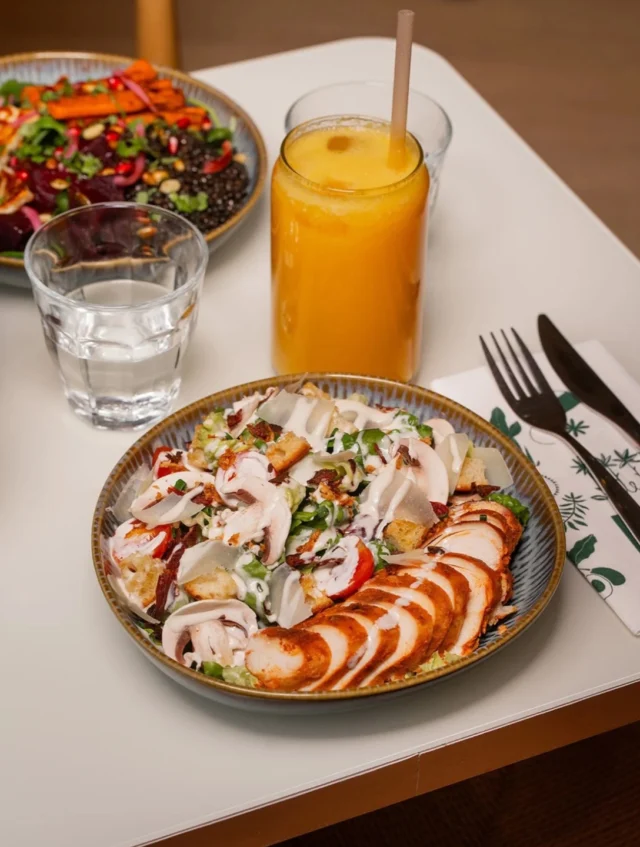 La Caesar comme vous ne l’avez jamais goûtée chez DS ! ❤️Notre incontournable salade Caesar se réinvente avec la Caesar NEW ÉDITION ! 🥗Du pastrami de bœuf croustillant, une touche de croquant avec les oignons crispy et toujours autant de gourmandise… De nouvelles saveurs à découvrir dans votre salade préférée ! ☀️