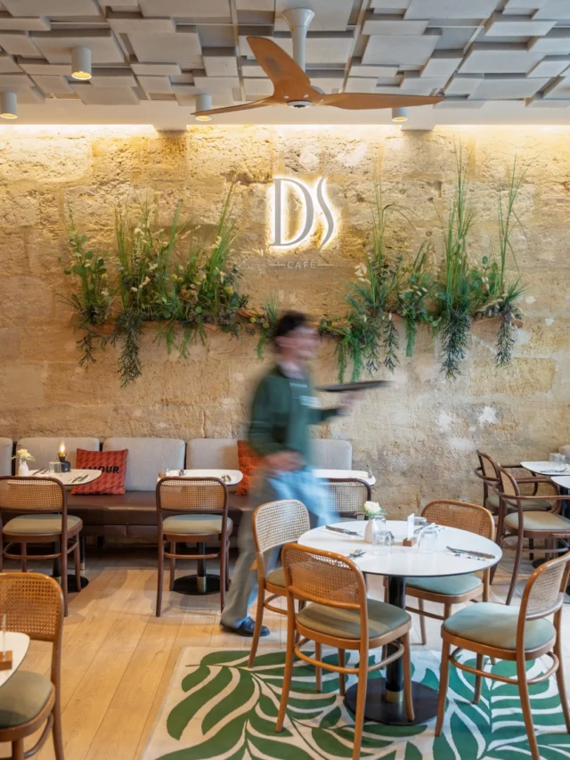 Un petit coin de bonheur chez DS Bordeaux ☀️Un café, un déjeuner entre amis ou simplement une pause gourmande… Profitez d’un cadre chaleureux et de vos recettes préférées, à tout moment de la journée 🤍On vous attend tous les jours, de 10h à 23h !